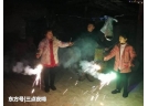 养母病重住院，养子买2万烟花庆祝，家里来一人，村里人纷纷鼓掌